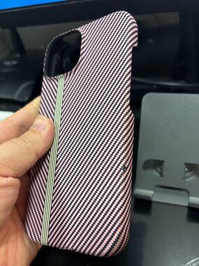 Sleek White Carbon Fiber Stripe Case